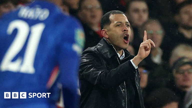 Arsenal 1-0 Chelsea: Blues adopt Match of the Day tactic to stop set-play threat Arsenal celebrate against Chelsea